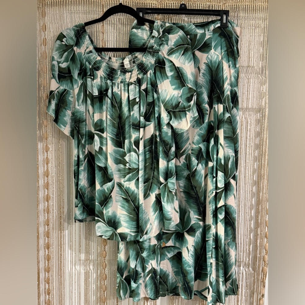 Great matching skirt and top set with bohemian planty print.
